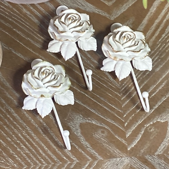 NEW! Vintage Inspired Shabby Chic French Cottage Resin Roses Wall Hook Set - Picture 3 of 8
